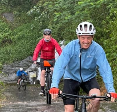 Peter Carey Cycling on the  tour with redspokes